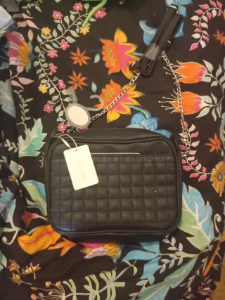 Bolso negro acolchado con cadena