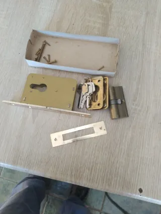 Cerradura para empotrar con llaves