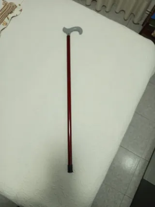 Bastón con empuñadura gris.