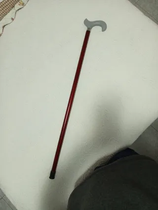 Bastón con empuñadura gris.