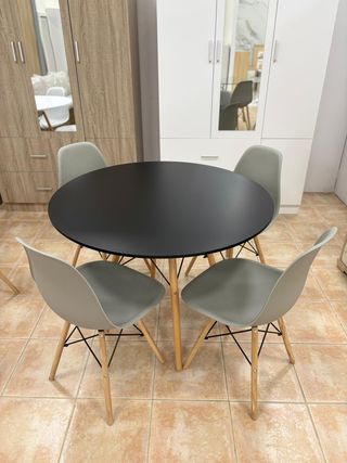 Mesa redonda negra y 4 sillas grises