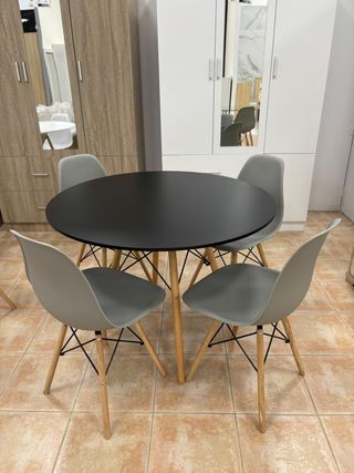Mesa redonda negra y 4 sillas grises