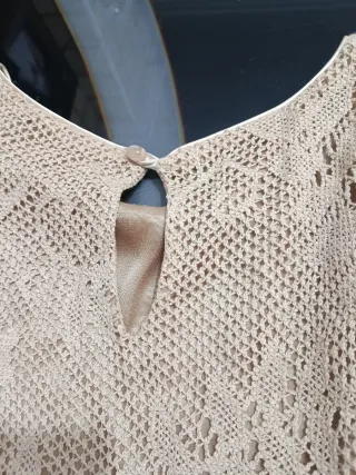 Vestido champán encaje detalle bajo pecho