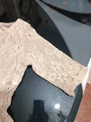 Vestido champán encaje detalle bajo pecho