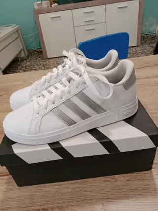 Zapatillas Adidas Grand Court 2.0K Blancas y Plate