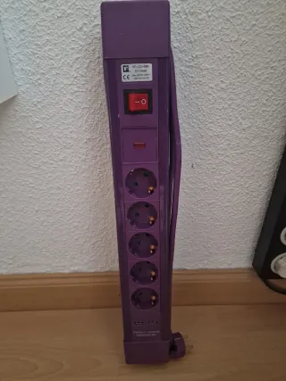 Regleta 5 enchufes morada con USB