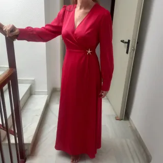 Vestido rojo largo con broche estrella