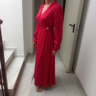 Vestido rojo largo con broche estrella
