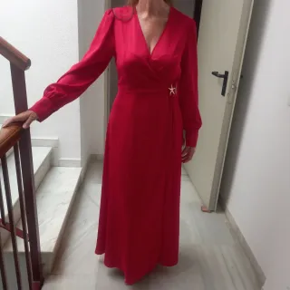 Vestido rojo largo con broche estrella
