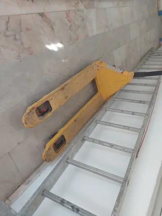 Transpaleta manual amarilla