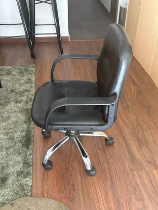 Silla de oficina giratoria negra