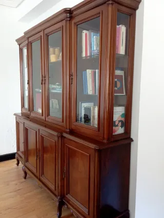 Prezioso credenza antica in legno e vetrine