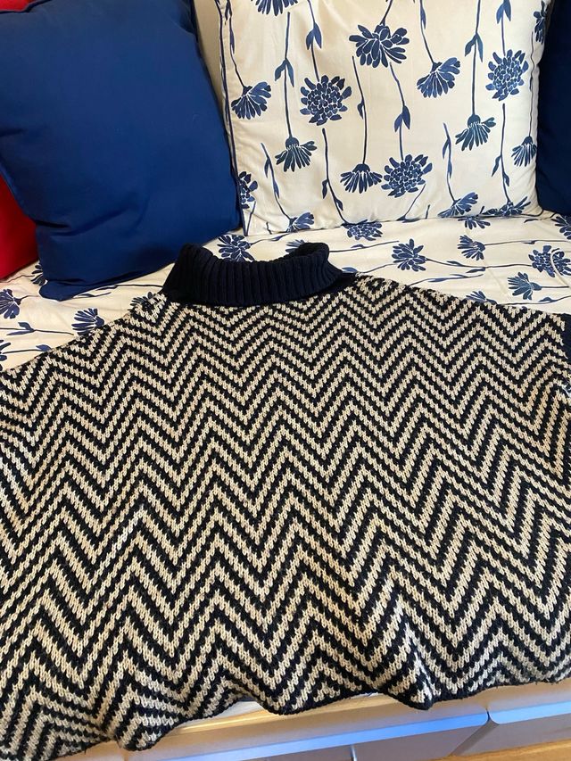 Jersey lana oversize zig-zag cuello alto.