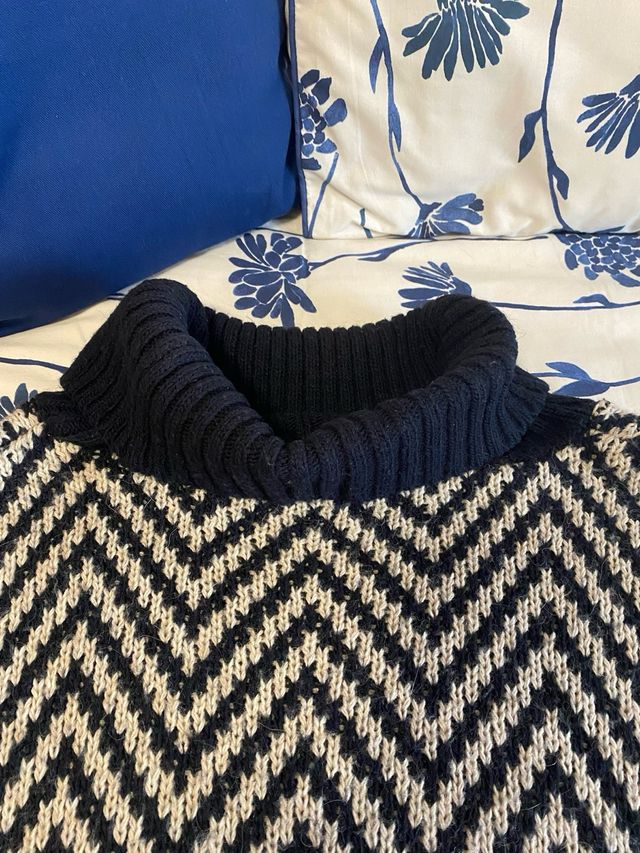 Jersey lana oversize zig-zag cuello alto.