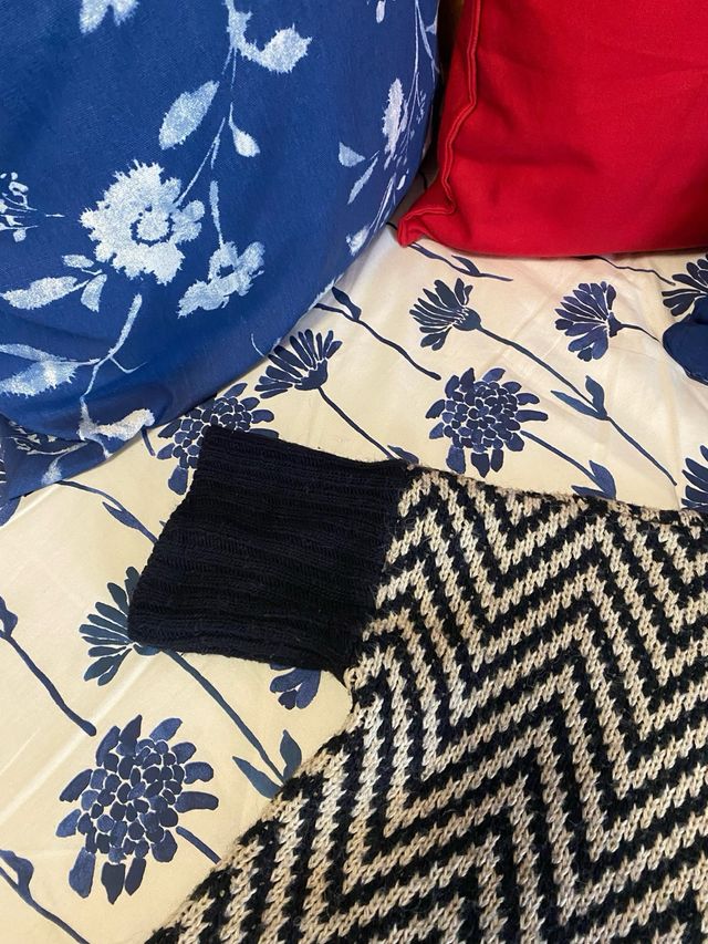 Jersey lana oversize zig-zag cuello alto.