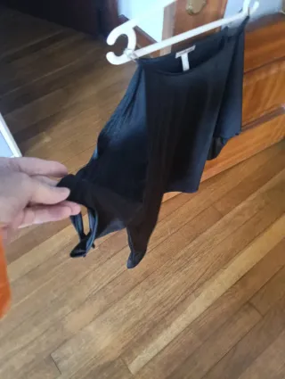 Niki fiesta negra con detalles de cadena en hombro