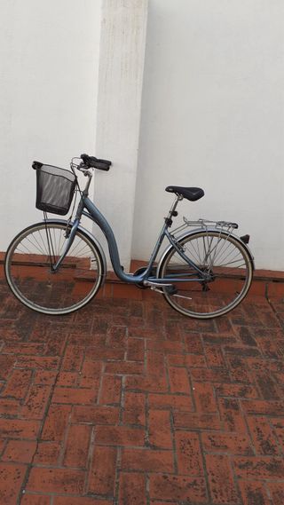 Bicicleta MONTY azul con cesta.