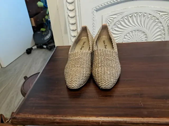 Zapatos cuña beige y dorados