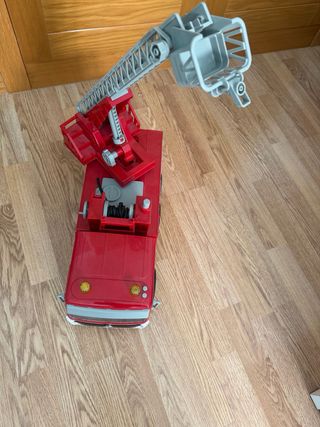 Camión de bomberos con escalera