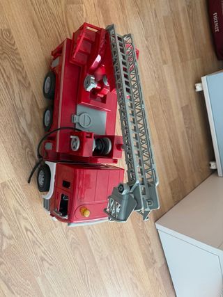 Camión de bomberos con escalera