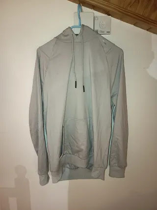 Sudadera gris con capucha