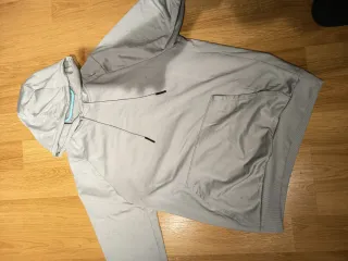 Sudadera gris con capucha