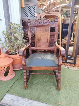 Sillón de madera tallado con rejilla