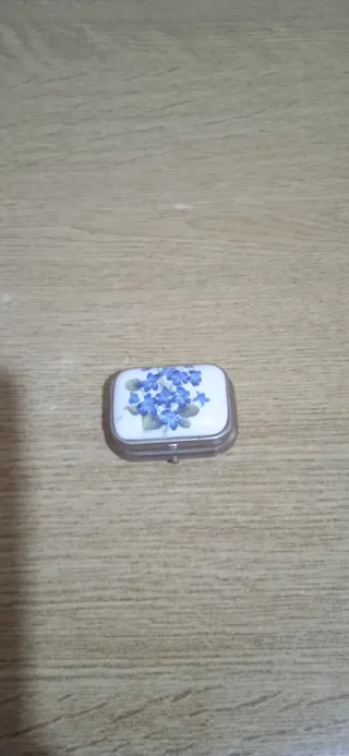 Portagioie con fiori blu