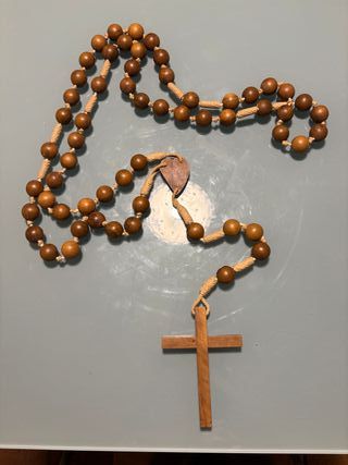 Rosario de madera con cruz