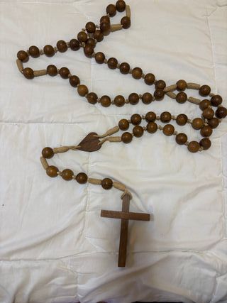 Rosario de madera con cruz