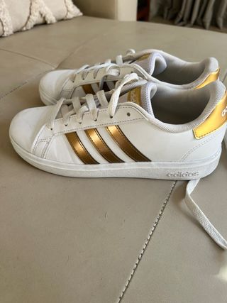 Zapatillas Adidas Blancas y Doradas