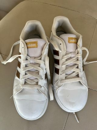 Zapatillas Adidas Blancas y Doradas