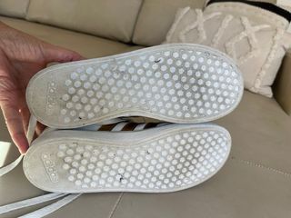 Zapatillas Adidas Blancas y Doradas
