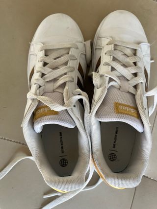 Zapatillas Adidas Blancas y Doradas