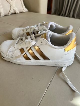 Zapatillas Adidas Blancas y Doradas