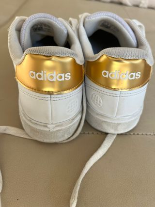 Zapatillas Adidas Blancas y Doradas