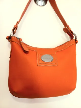 Bolso de piel Guy Laroche naranja.