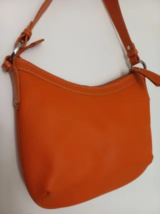 Bolso de piel Guy Laroche naranja.