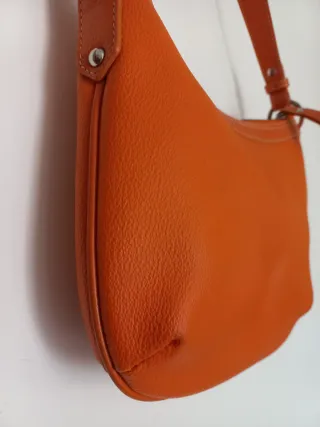 Bolso de piel Guy Laroche naranja.