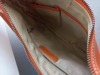 Bolso de piel Guy Laroche naranja.