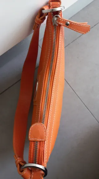 Bolso de piel Guy Laroche naranja.