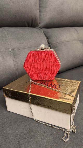 Bolso de fiesta y tacones