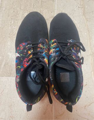 Zapatillas negras con estampado multicolor
