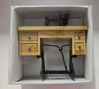 Máquina de coser y mesa casa muñecas