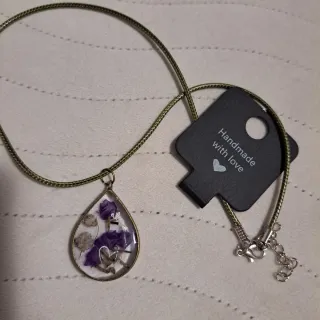 Collar resina flores secas moradas