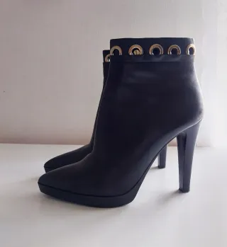 Stivaletti neri a punta con zip. Tacco 12.