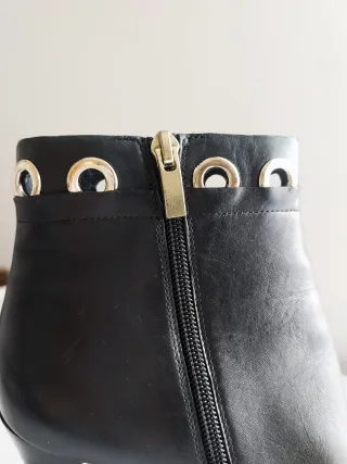 Stivaletti neri a punta con zip. Tacco 12.