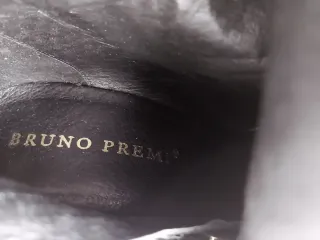 Stivaletti neri a punta con zip. Tacco 12.