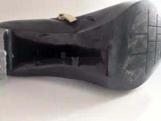 Stivaletti neri a punta con zip. Tacco 12.