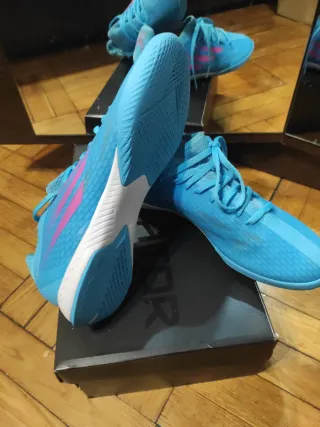 Botas de fútbol Adidas azules y rosas